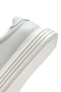 کتونی مردانه چرم سفید بنددار زیره ضخیم دری مد