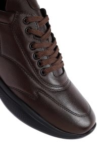 کتونی مردانه چرم قهوه‌ای بنددار دری مد