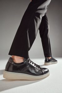 کتونی مردانه چرم قهوه‌ای بنددار دری مد