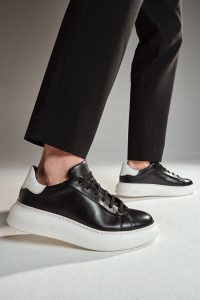 کتونی مردانه چرم مشکی بنددار زیره ضخیم دری مد