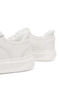 کتونی مردانه چرمی سفید بندی زیره ضخیم دری مد