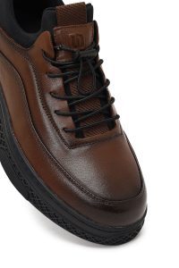 کتونی مردانه چرمی قهوه‌ای بندی با زیره ضخیم دری مد