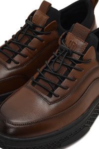 کتونی مردانه چرمی قهوه‌ای بندی با زیره ضخیم دری مد