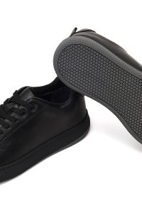 کتونی مردانه چرمی مشکی بندی با زیره ضخیم دری مد