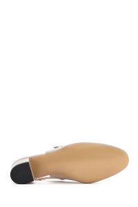 کفش زنانه بژ چرم نگین‌دار پاشنه‌ضخیم پشت باز سگک‌دار دری مد