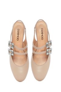 کفش زنانه بژ چرم نگین‌دار پاشنه‌ضخیم پشت باز سگک‌دار دری مد