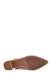 کفش زنانه بژ چرم پاشنه‌ضخیم کوتاه پشت باز دری مد