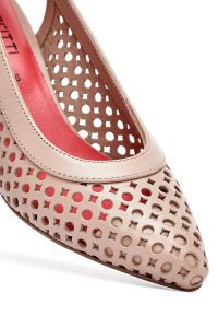 کفش زنانه بژ چرم پاشنه‌ضخیم کوتاه پشت باز دری مد