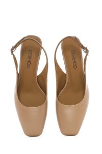 کفش زنانه بژ چرم پاشنه‌ضخیم کوتاه پشت باز دری مد