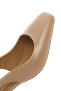 کفش زنانه بژ چرم پاشنه‌ضخیم کوتاه پشت باز دری مد