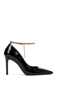 کفش زنانه ورنی مشکی پاشنه‌نازک استیلتو مچی سگک‌دار دری مد