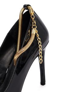 کفش زنانه ورنی مشکی پاشنه‌نازک استیلتو مچی سگک‌دار دری مد