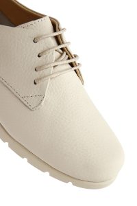 کفش زنانه چرم بژ بندی راحتی دری مد