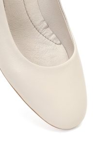 کفش زنانه چرم بژ پاشنه‌کوتاه ضخیم دری مد