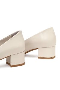 کفش زنانه چرم بژ پاشنه‌کوتاه ضخیم دری مد