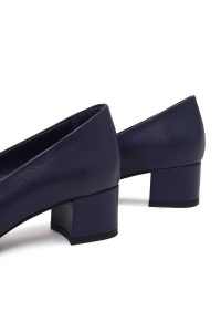 کفش زنانه چرم سرمه‌ای پاشنه‌بلند ضخیم دری مد