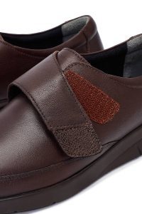 کفش زنانه چرم قهوه‌ای لژدار راحتی دری مد