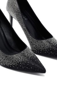 کفش زنانه چرم مشکی نگین‌دار پاشنه‌نازک استیلتو دری مد