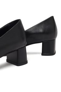 کفش زنانه چرم مشکی پاشنه‌بلند ضخیم دری مد