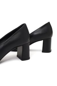 کفش زنانه چرم مشکی پاشنه‌بلند ضخیم دری مد