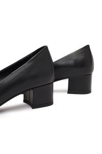 کفش زنانه چرم مشکی پاشنه‌بلند ضخیم دری مد