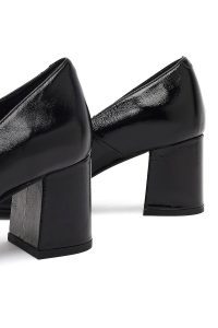 کفش زنانه چرم مشکی پاشنه‌بلند ضخیم دری مد