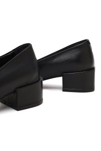 کفش زنانه چرم مشکی پاشنه‌کوتاه ضخیم دری مد