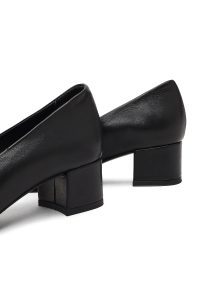 کفش زنانه چرم مشکی پاشنه‌کوتاه ضخیم دری مد