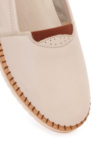 کفش زنانه چرم کرم لژدار راحتی دری مد