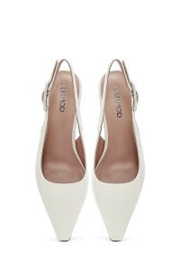 کفش زنانه کرم چرم پاشنه نازک کوتاه پشت باز دری مد