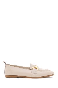 کفش لوفر زنانه چرم بژ سگک‌دار مدل ماسکولن دری مد