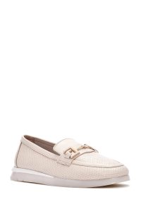 کفش لوفر زنانه چرم کرم سگک‌دار راحتی دری مد