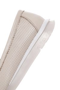 کفش لوفر زنانه چرم کرم سگک‌دار راحتی دری مد