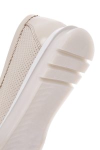 کفش لوفر زنانه چرم کرم سگک‌دار راحتی دری مد