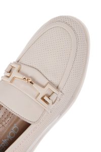 کفش لوفر زنانه چرم کرم سگک‌دار راحتی دری مد