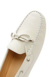 کفش لوفر زنانه چرم کرم منگوله‌دار دری مد