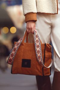 کیف زنانه قهوه‌ای بلند پشمی دری مد