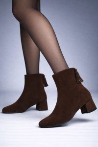 بوت زنانه جیر قهوه‌ای کوتاه زیپ‌دار پاشنه‌بلند ضخیم دری مد