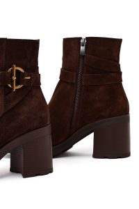 بوت زنانه چرم جیر قهوه‌ای پاشنه‌بلند ضخیم زیپ‌دار دری مد