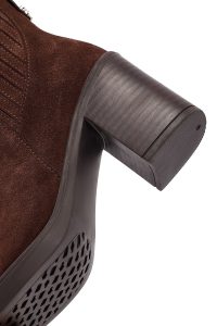 بوت زنانه چرم جیر قهوه‌ای پاشنه‌بلند ضخیم دری مد