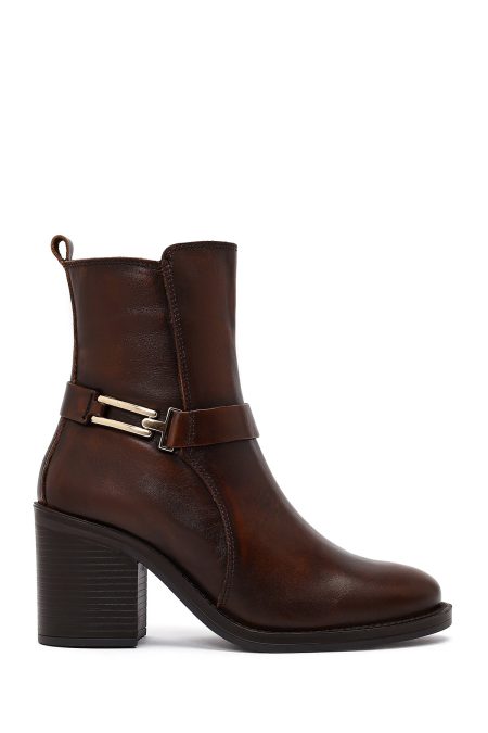 بوت زنانه چرم قهوه‌ای پاشنه‌بلند ضخیم سگک‌دار دری مد