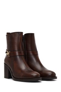 بوت زنانه چرم قهوه‌ای پاشنه‌بلند ضخیم سگک‌دار دری مد