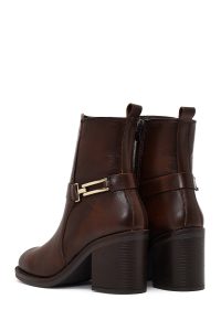 بوت زنانه چرم قهوه‌ای پاشنه‌بلند ضخیم سگک‌دار دری مد