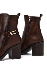 بوت زنانه چرم قهوه‌ای پاشنه‌بلند ضخیم سگک‌دار دری مد