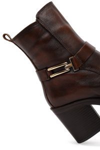 بوت زنانه چرم قهوه‌ای پاشنه‌بلند ضخیم سگک‌دار دری مد