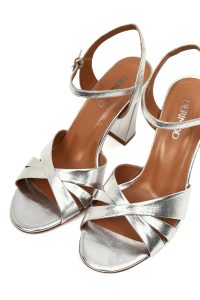 صندل زنانه چرم متالیک نقره‌ای بنددار مچ پا پاشنه‌بلند ضخیم دری مد