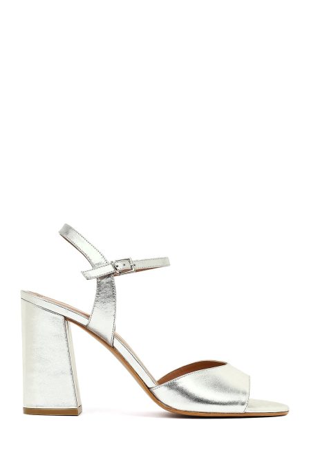 صندل زنانه چرم متالیک نقره‌ای بنددار مچ پا پاشنه‌ضخیم دری مد