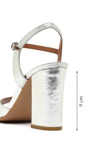 صندل زنانه چرم متالیک نقره‌ای بنددار مچ پا پاشنه‌ضخیم دری مد