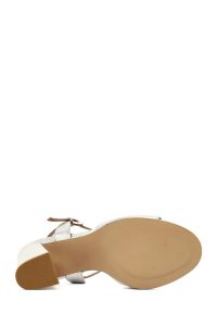 صندل زنانه چرم متالیک نقره‌ای بنددار مچ پا پاشنه‌ضخیم دری مد