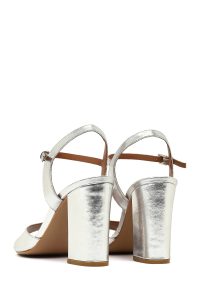 صندل زنانه چرم متالیک نقره‌ای بنددار مچ پا پاشنه‌ضخیم دری مد